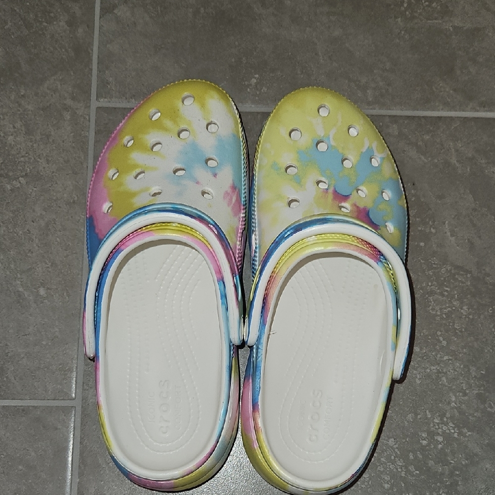 CROCS Yellow and Blue Sandals Vibrant Design